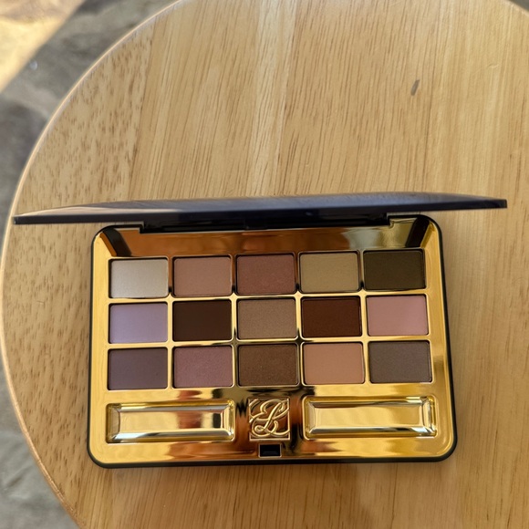 Estée Lauder Deluxe Eyeshadow Palette!!🔥🔥🔥 - Picture 14 of 16